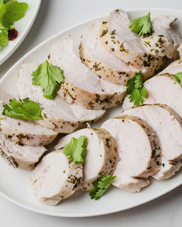 Comment cuire des poitrines de poulet poché à la perfection.