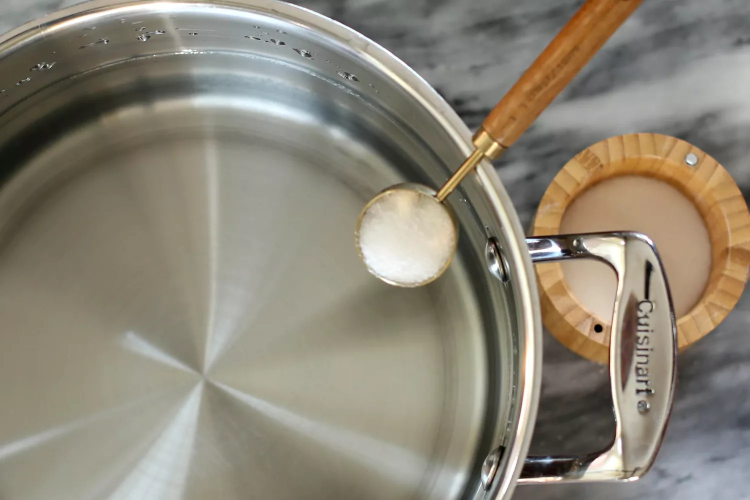 Salter l'eau pour les pâtes