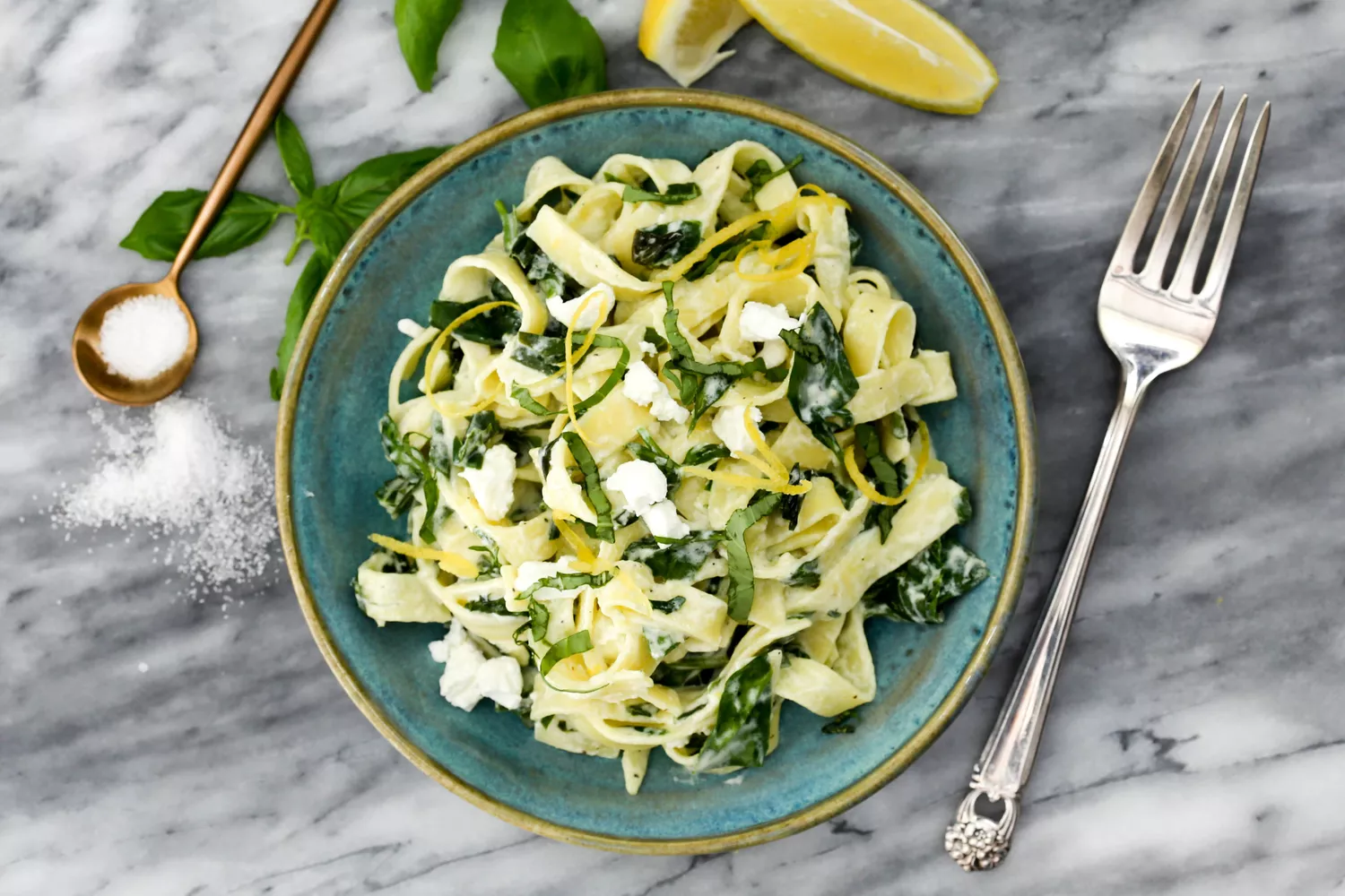 Pâtes au fromage de chèvre avec citron, ail, basilic et épinards.