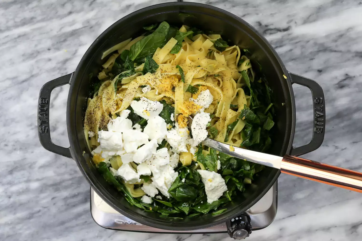 Mélanger les pâtes, le fromage de chèvre et les autres ingrédients.