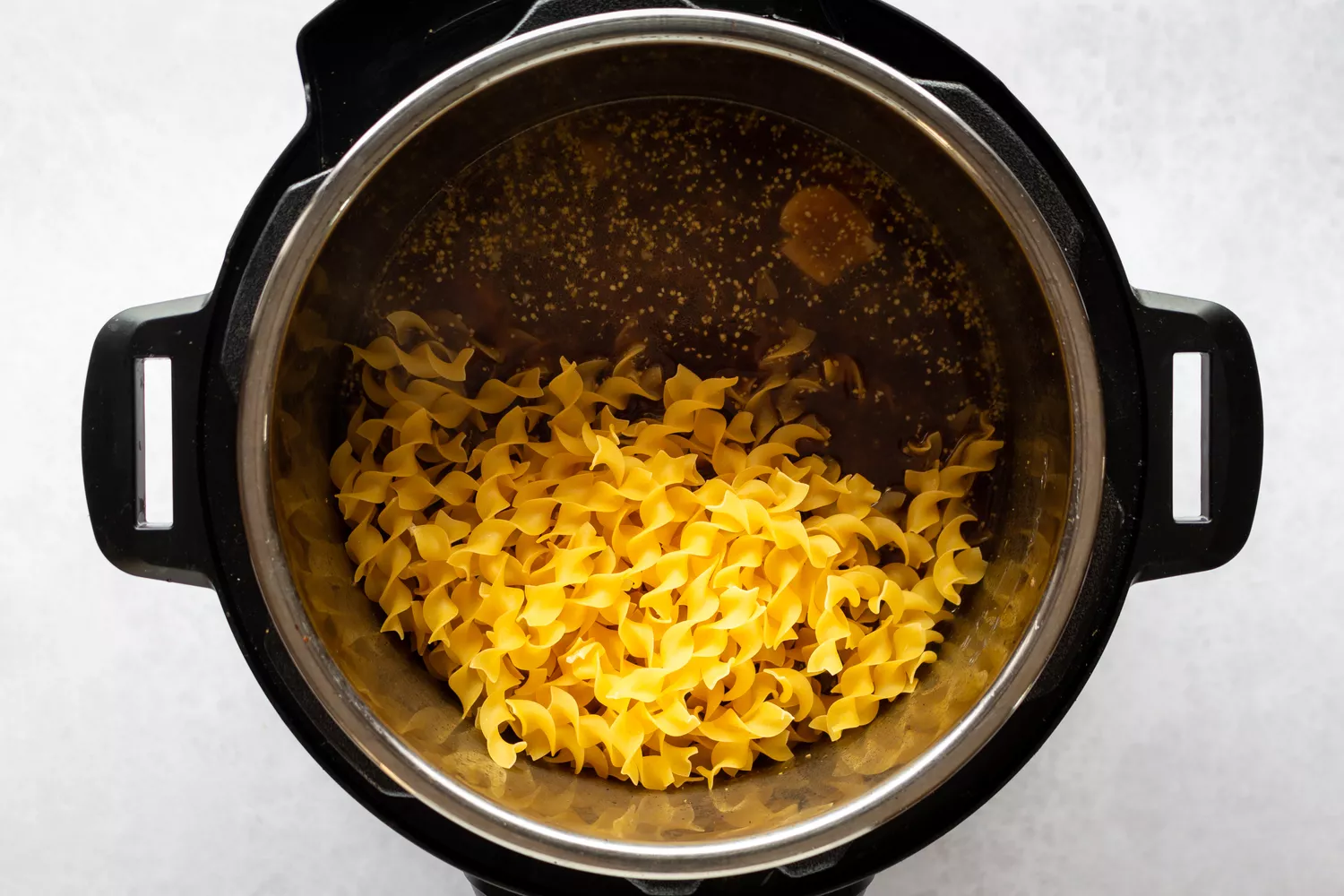 Nouilles ajoutées aux ingrédients de Beef Stroganoff