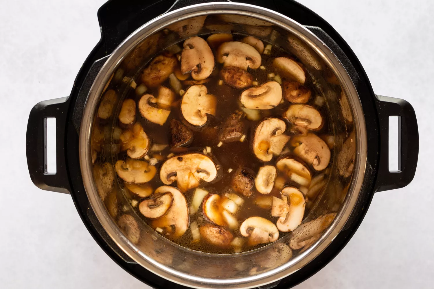 Bouillon de bœuf, vin, sauce Worcestershire et moutarde ajoutés