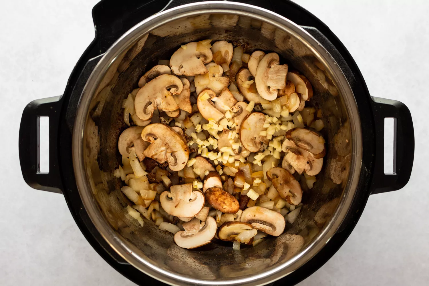 Oignons, ail et champignons dans un Instant Pot