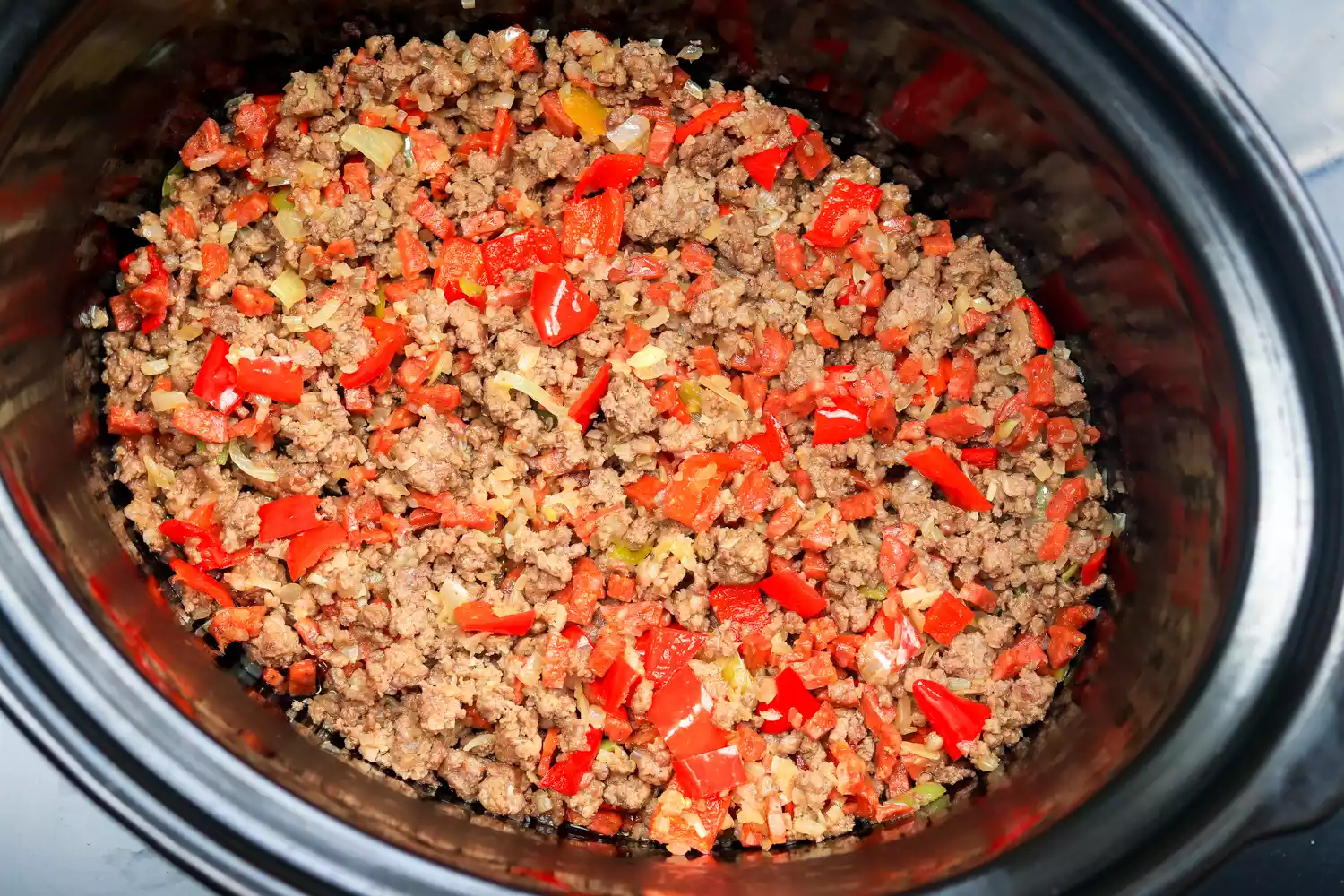 Chili au bœuf haché et mélange de saucisse dans une mijoteuse