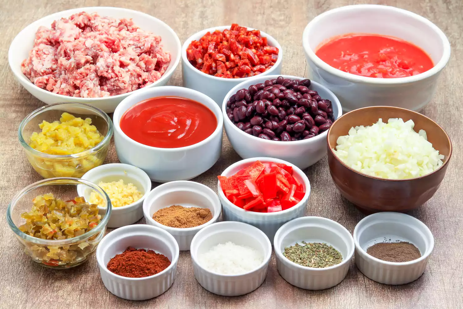 Ingrédients pour la recette de chili au bœuf haché et saucisse dans une mijoteuse