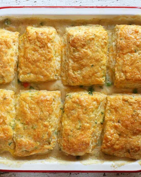 Tarte au poulet avec garniture de biscuits au fromage.