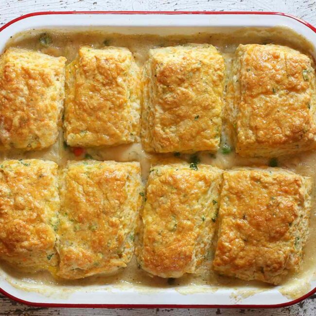 Tarte au poulet avec garniture de biscuits au fromage.