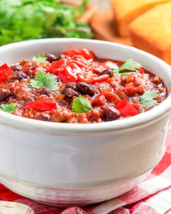 Chili de saucisse et de bœuf à la mijoteuse.