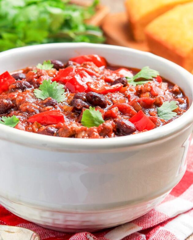 Chili de saucisse et de bœuf à la mijoteuse.