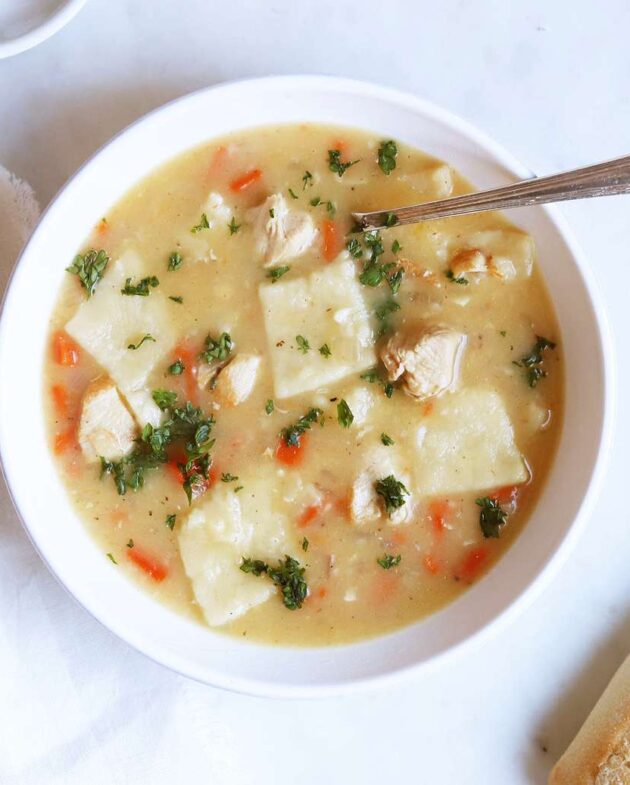 Soupe au poulet et aux boulettes.