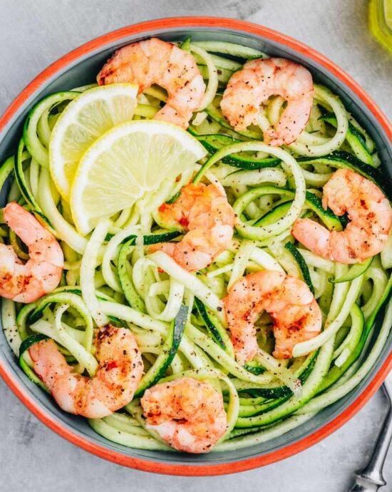 Nouilles de courgette avec des crevettes scampi.