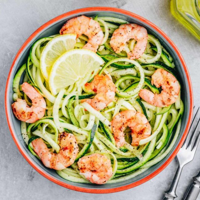Nouilles de courgette avec des crevettes scampi.