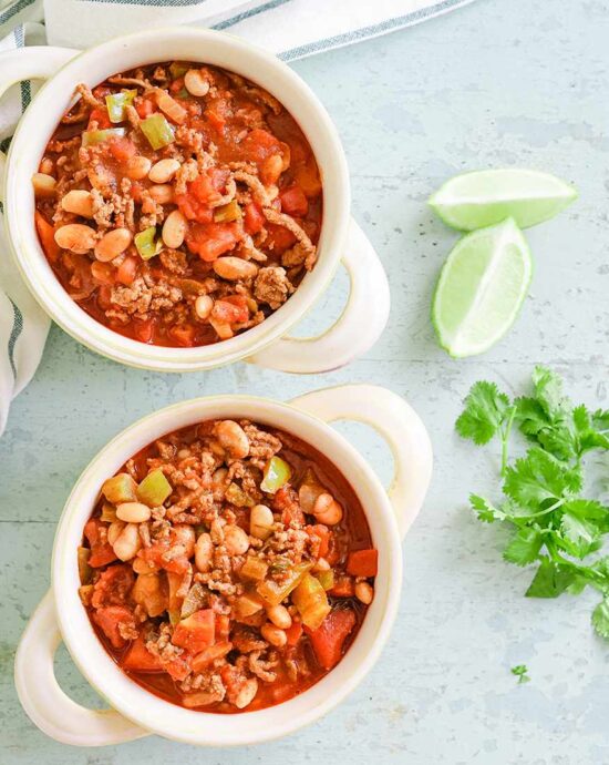 Chili de viande hachée et haricots pinto.