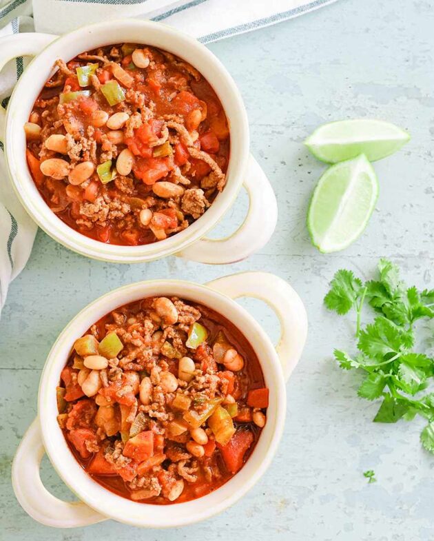 Chili de viande hachée et haricots pinto.
