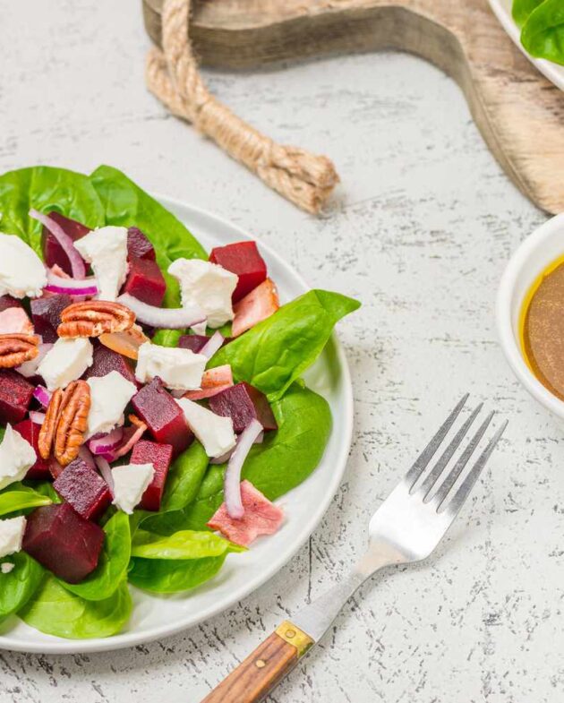 Salade de betteraves avec épinards et vinaigrette balsamique au miel.