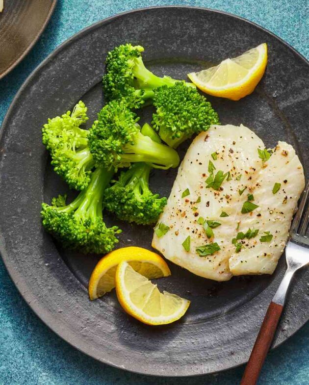 Cabillaud au citron et à l’ail au four.