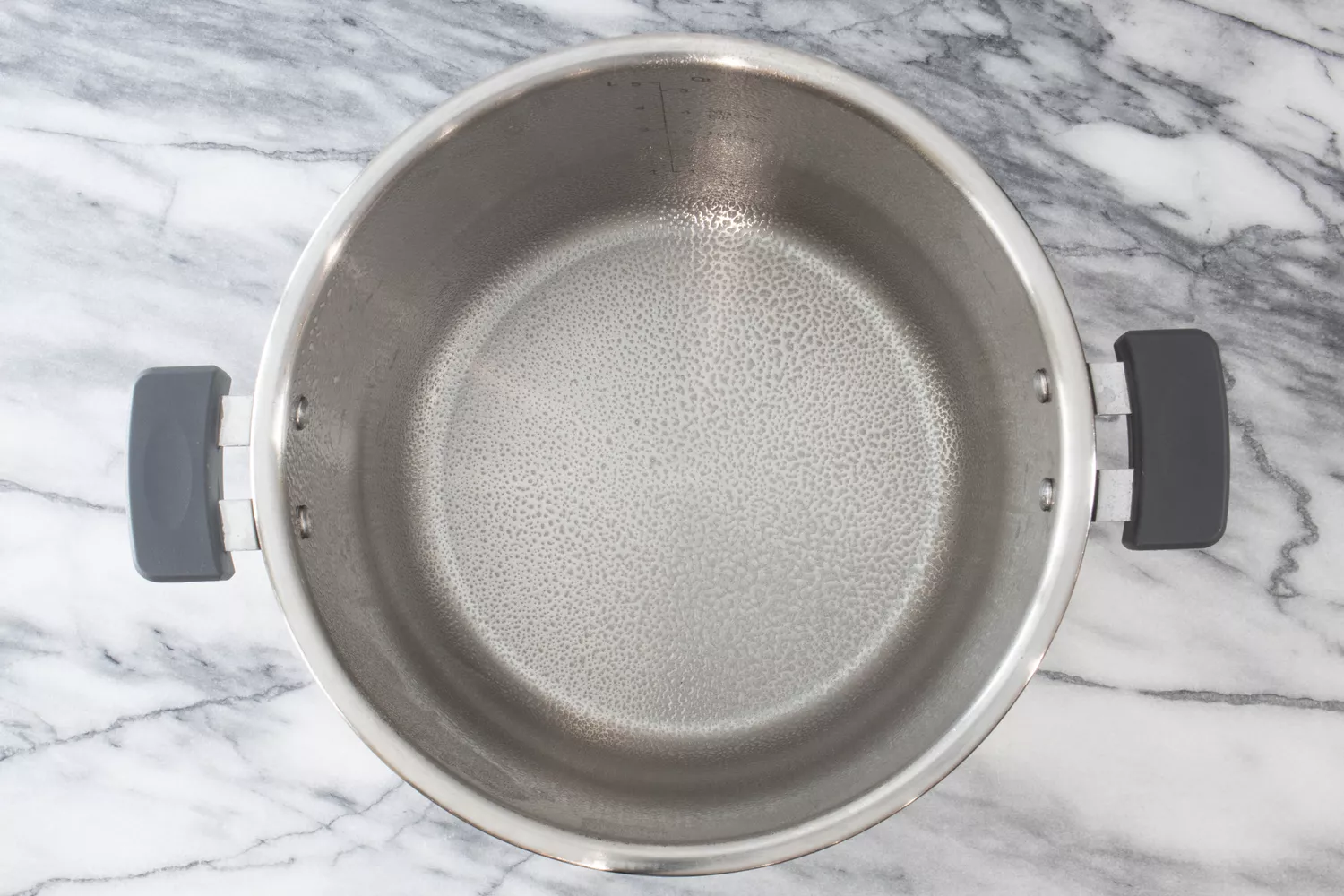 sprayer l'Instant Pot avec un spray antiadhésif