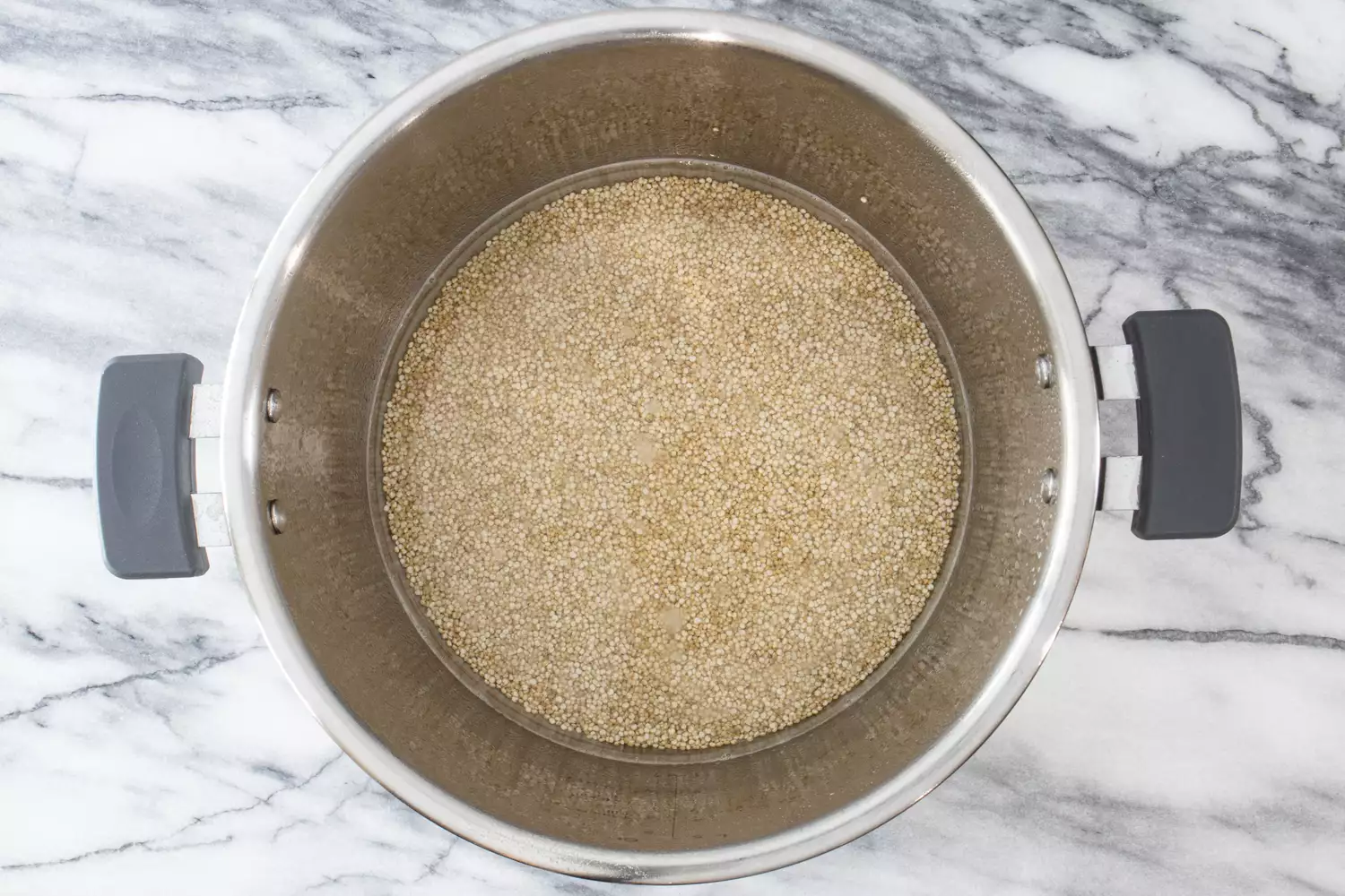 quinoa dans l'Instant Pot prêt à cuire