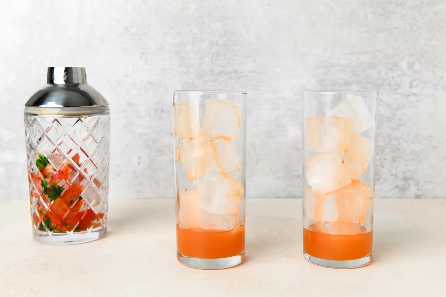 Mélange de poivrons filtré dans des verres avec de la glace