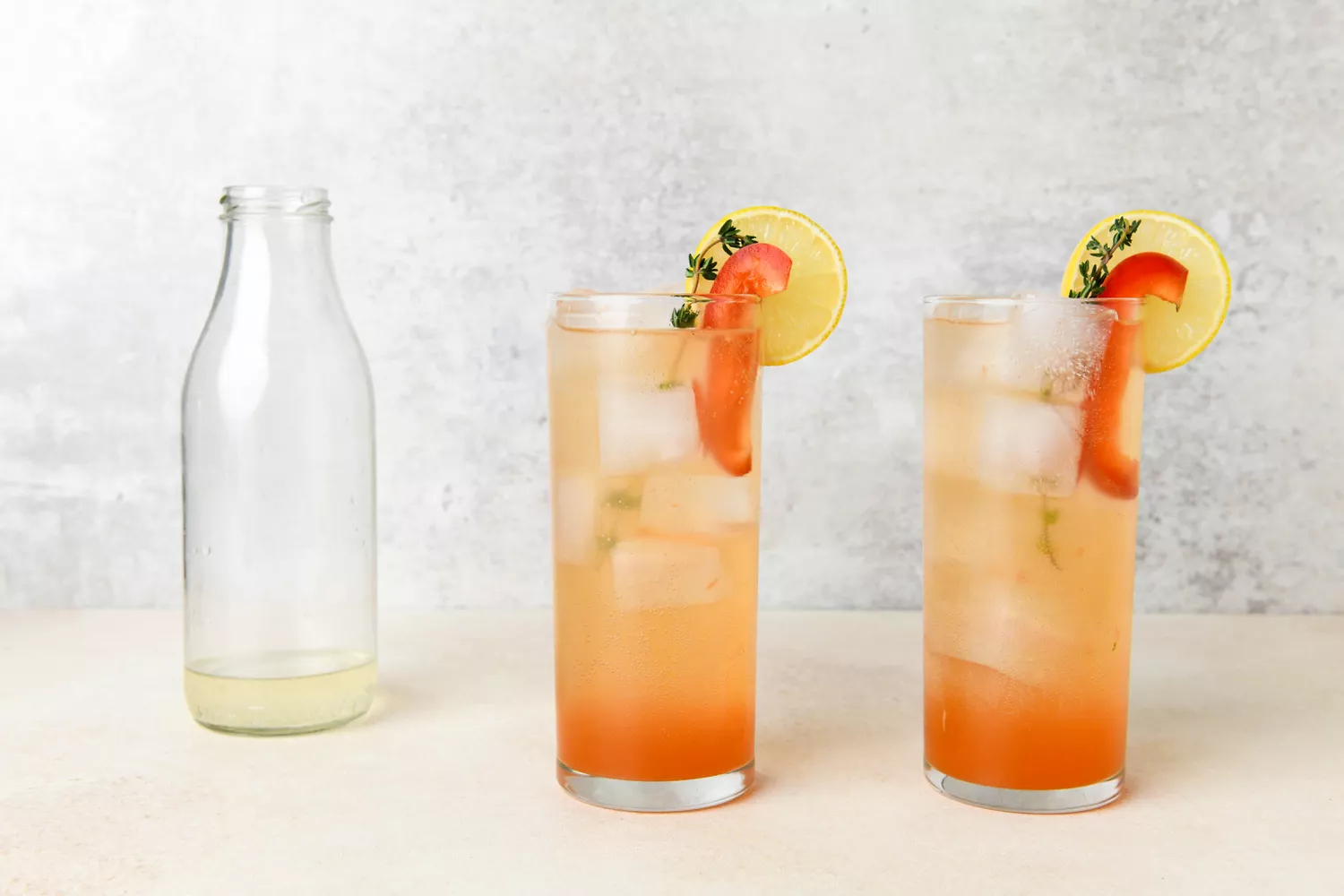 Sweet Pepper Spritzer Mocktails garnis avec des tranches de poivron et de citron