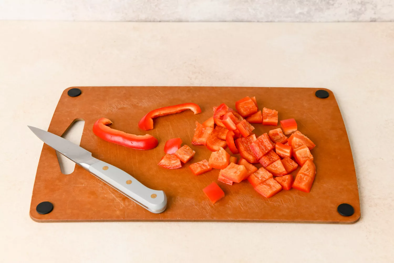 Poivrons tranchés sur une planche à découper, avec un couteau