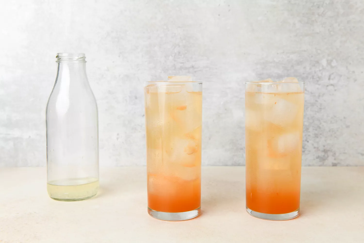 Cocktail de poivron dans des verres, garni de ginger ale