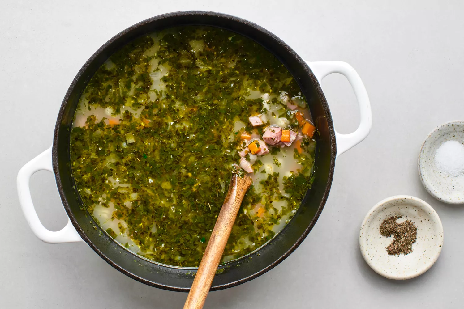 Soupe de haricots limas avec du jambon, assaisonnée de sel et de poivre