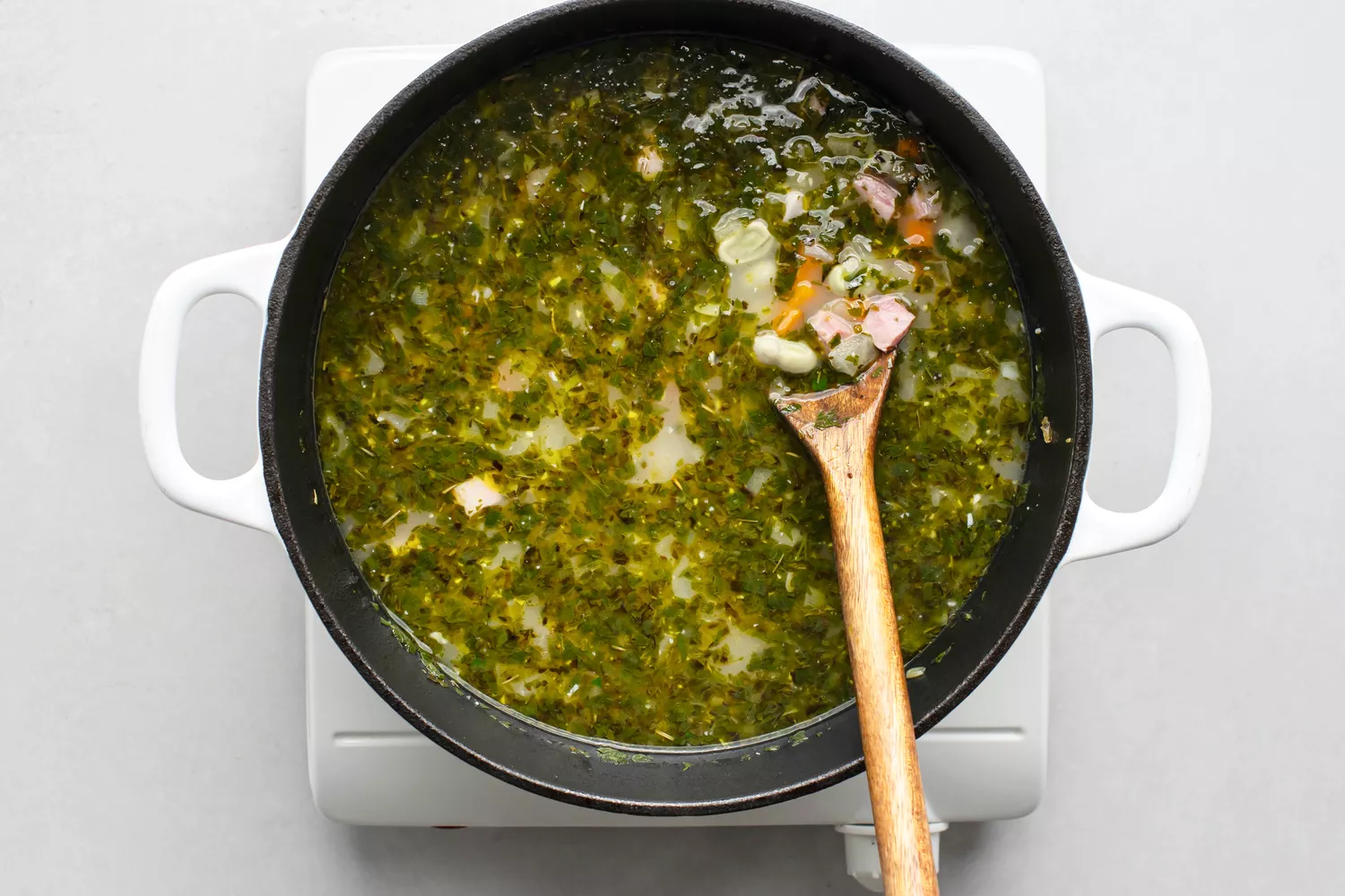 Porter la soupe de jambon et haricots limas à ébullition