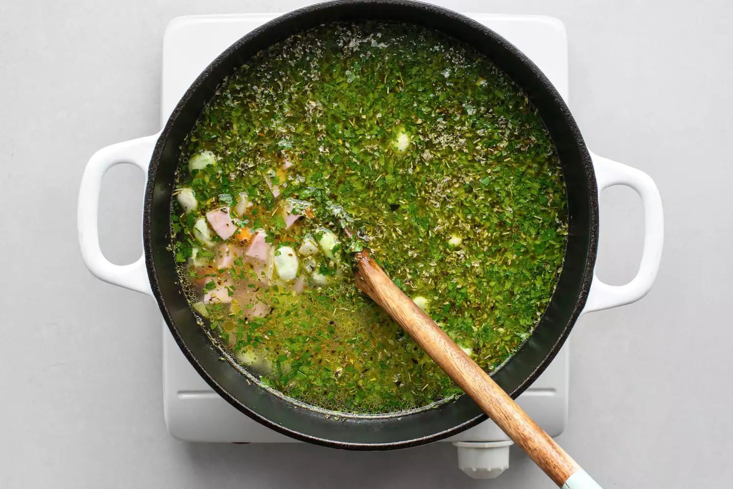 Ajouter le jambon, les haricots, le persil et l'origan