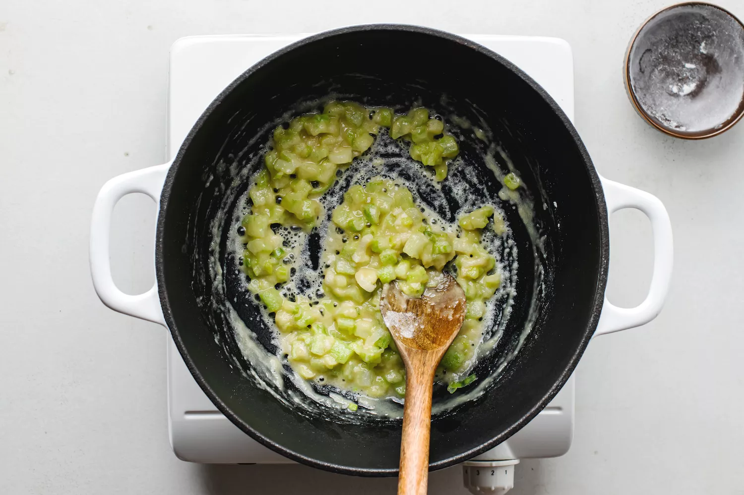 Mélanger la farine dans le beurre et les légumes dans une casserole