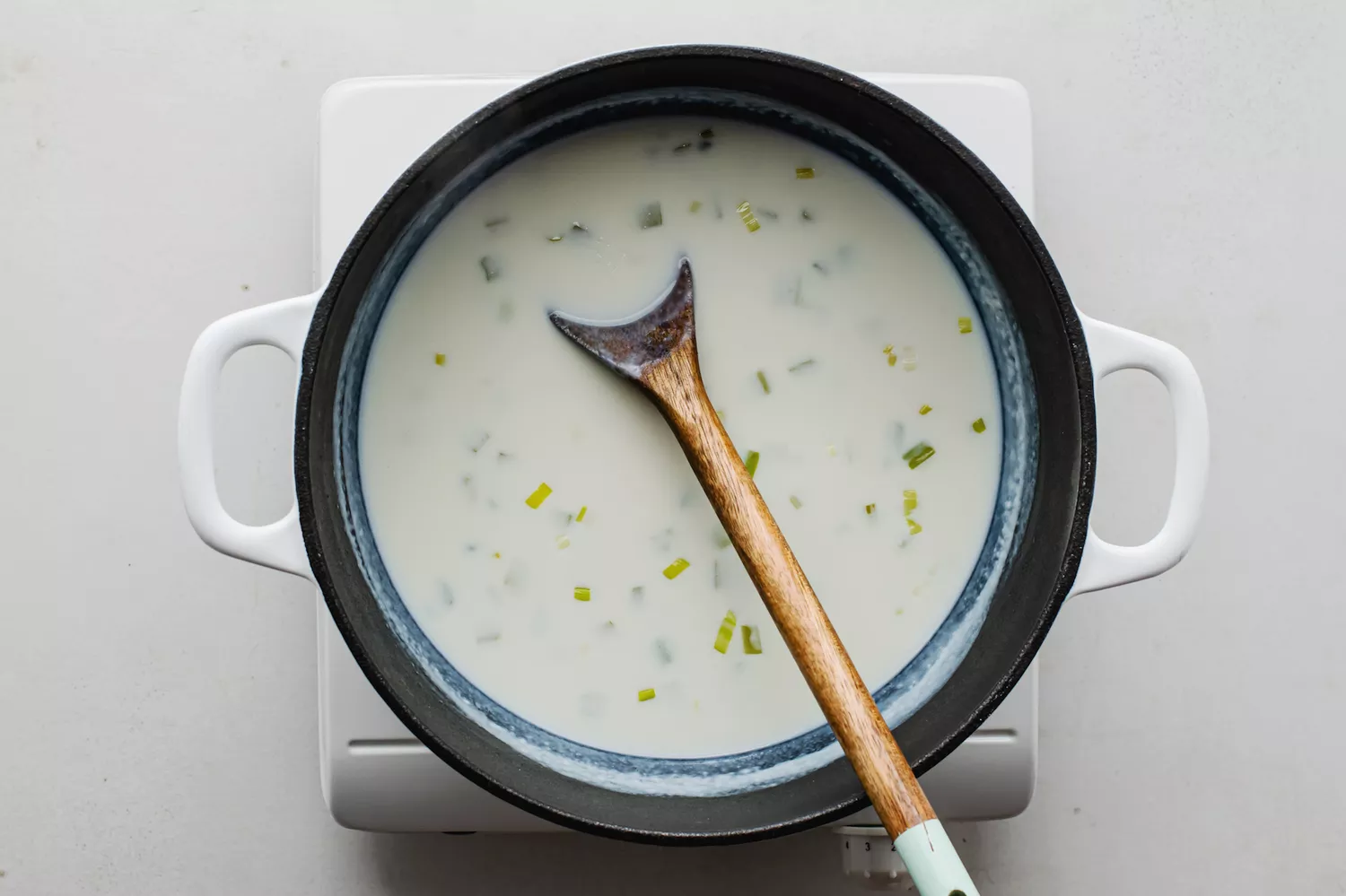 Lait réchauffé mélangé avec le beurre et les légumes