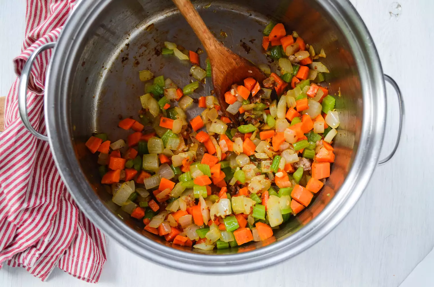 Cuire les légumes pour la Pasta e Fagioli de Copycat Olive Garden