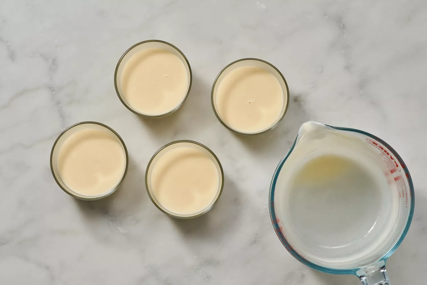 Quatre verres remplis de posset au citron