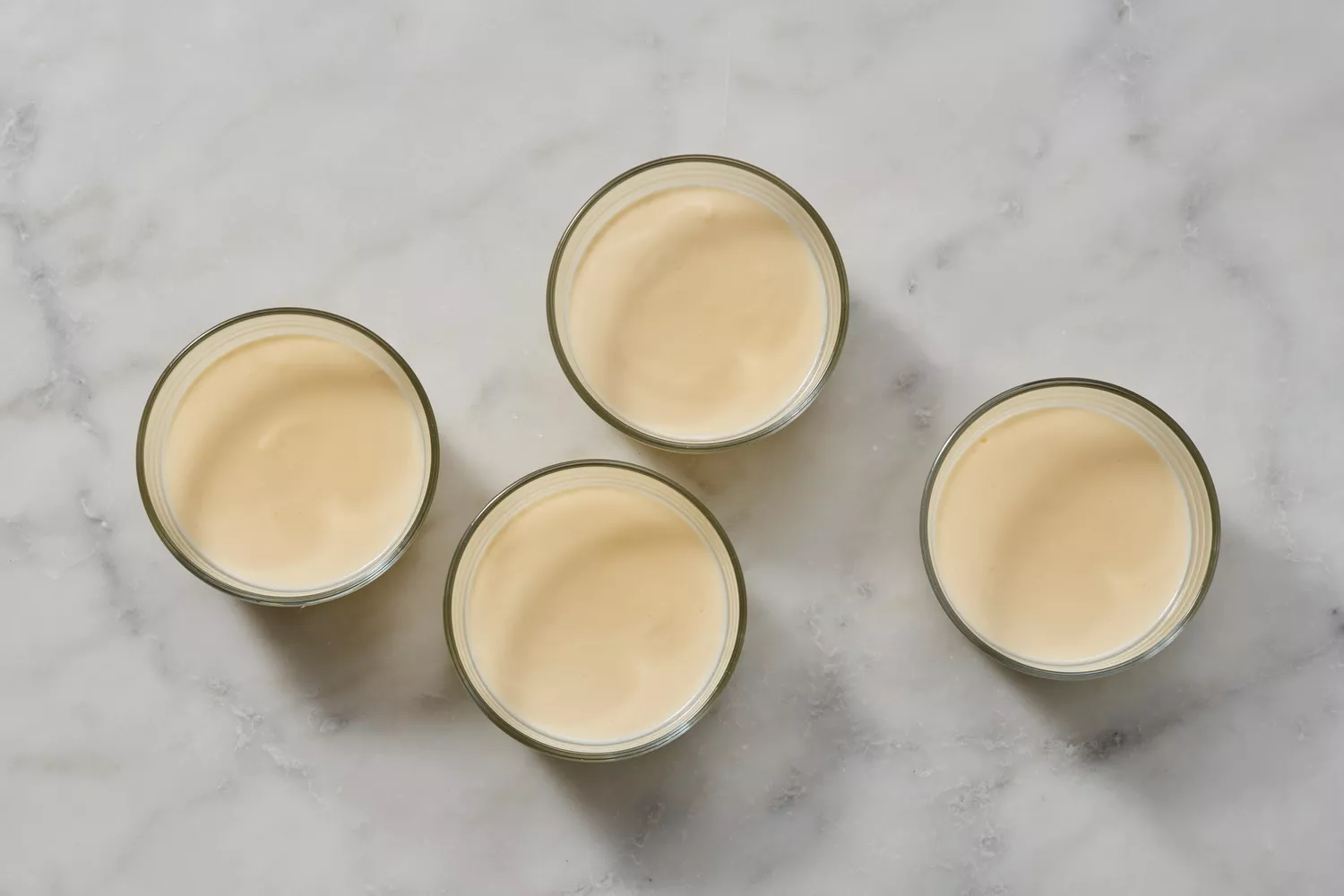 Quatre portions de posset au citron dans des verres