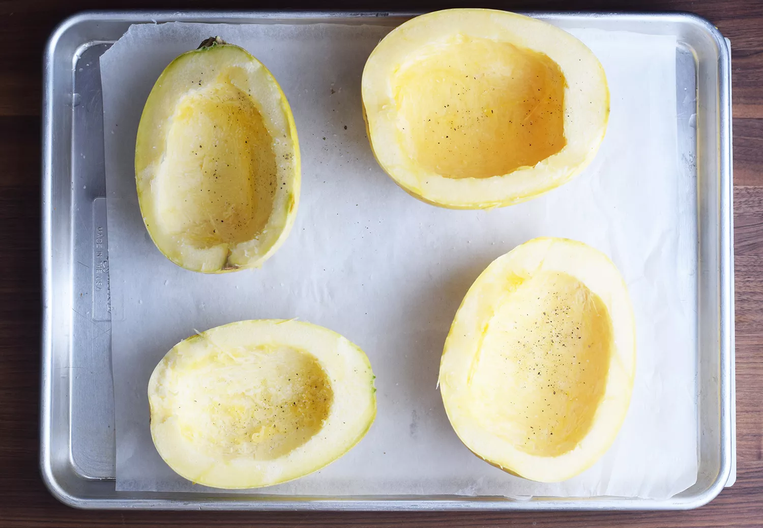 Préparer les courges pour Spaghetti Squash Carbonara
