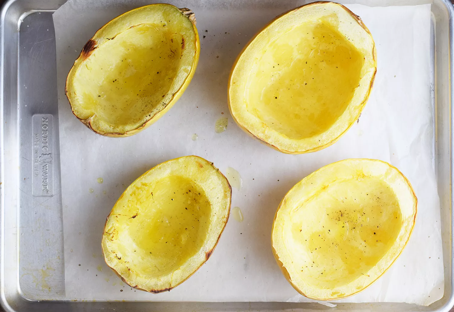 Rôtir les courges pour Spaghetti Squash Carbonara