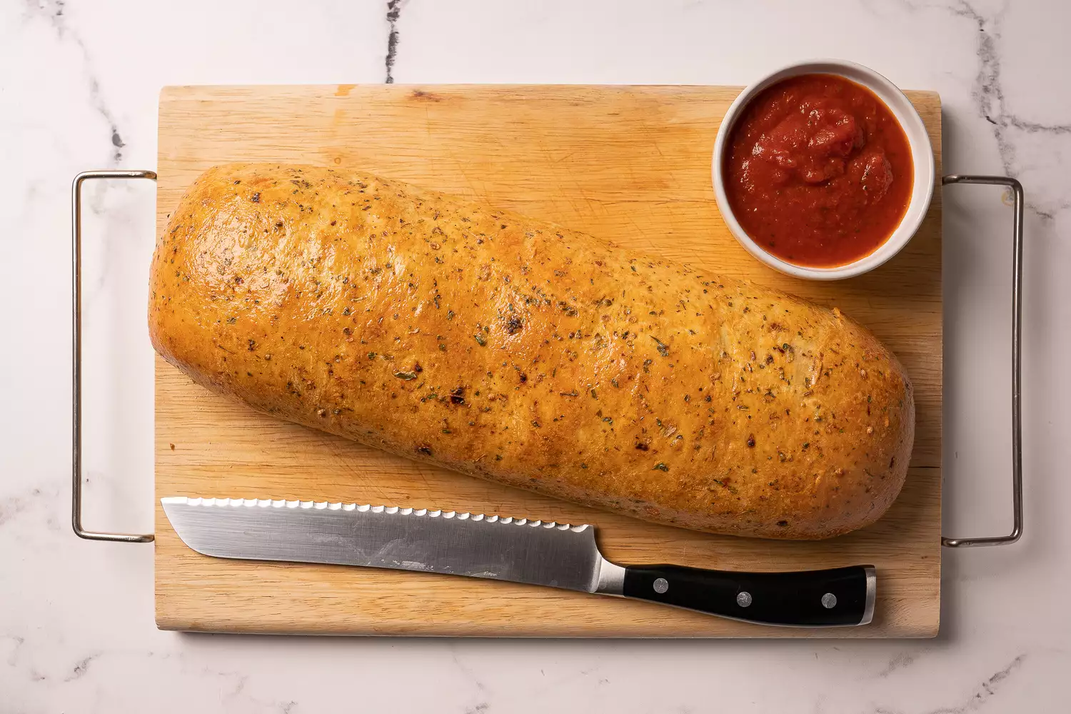 Pain de saucisse sur une planche à découper avec marinara