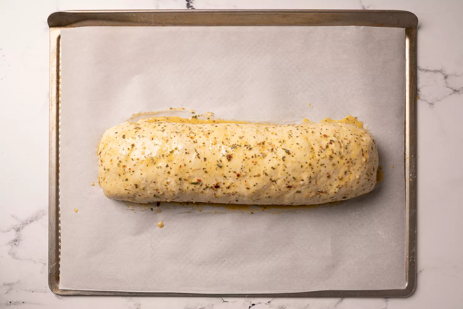 Pain de saucisse sur une plaque de cuisson prêt à être cuit