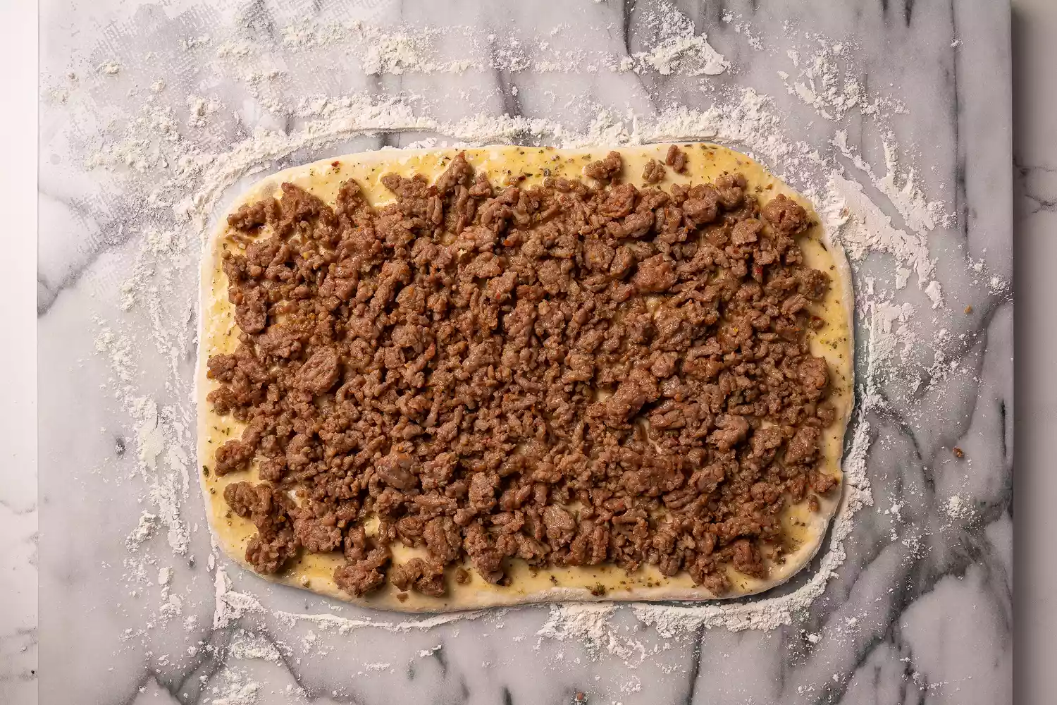 Pâte à pain garnie de saucisse cuite