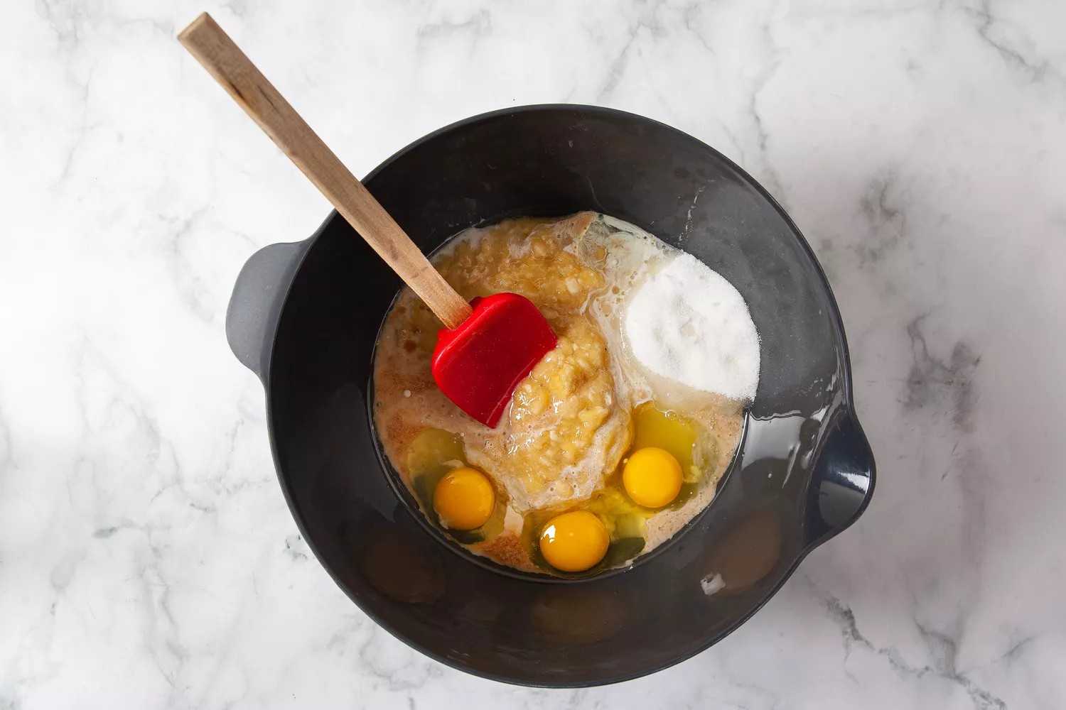 Ingrédients humides pour le pain aux bananes Bisquick dans le bol