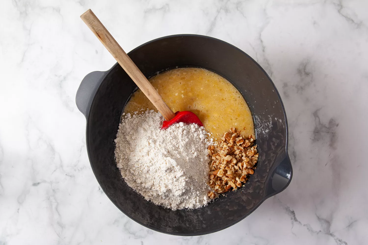 Ingrédients secs pour le pain aux bananes Bisquick ajoutés aux liquides