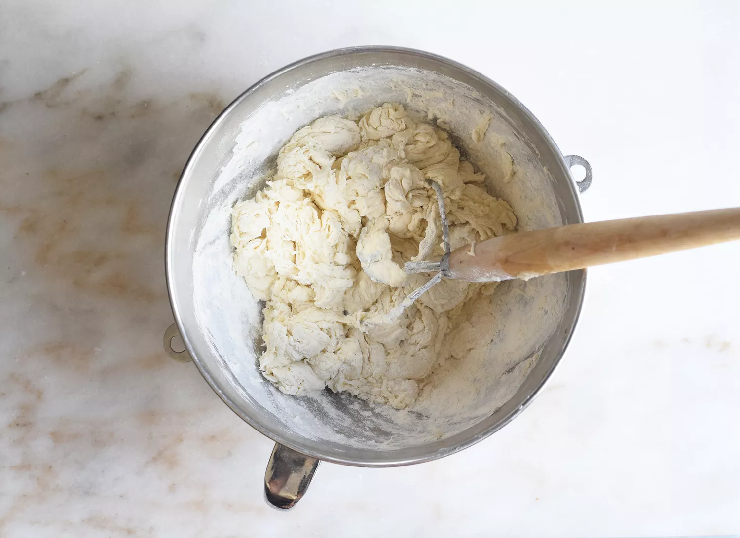 pâte de bol à pain mélangée dans un bol