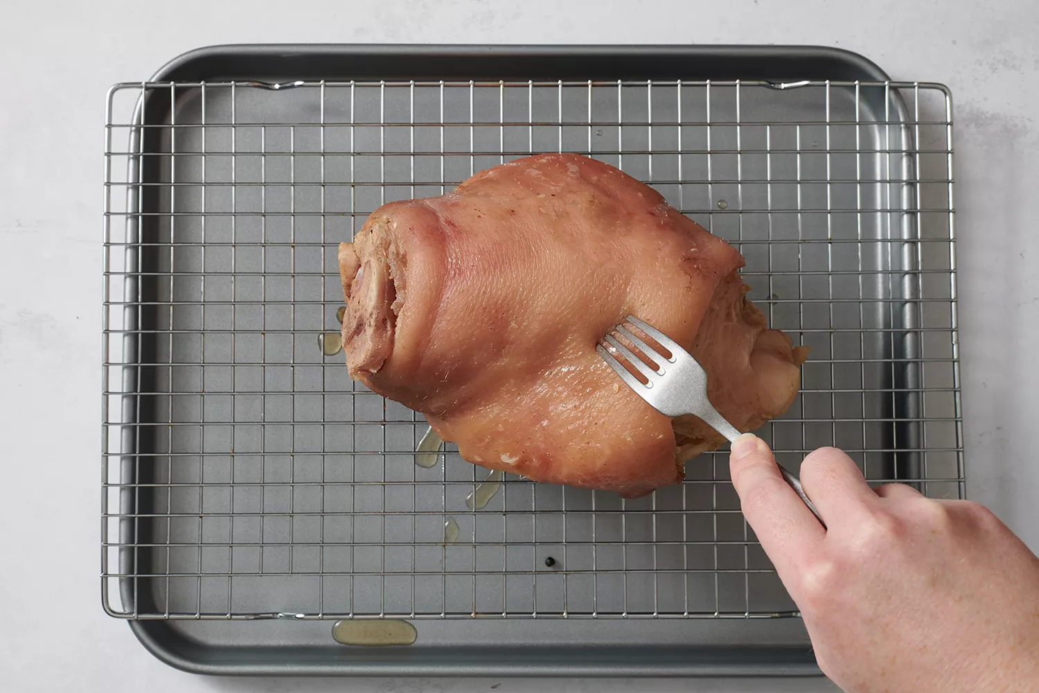 Une fourchette perforant l'os de jambon