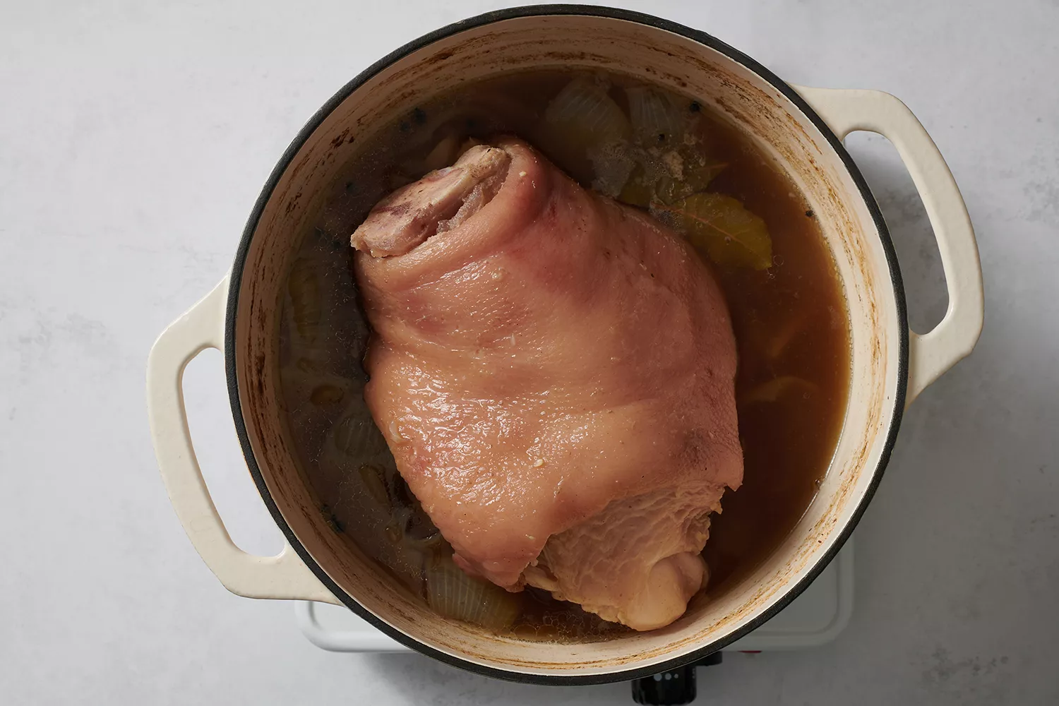 Jambon bouilli dans une cocotte
