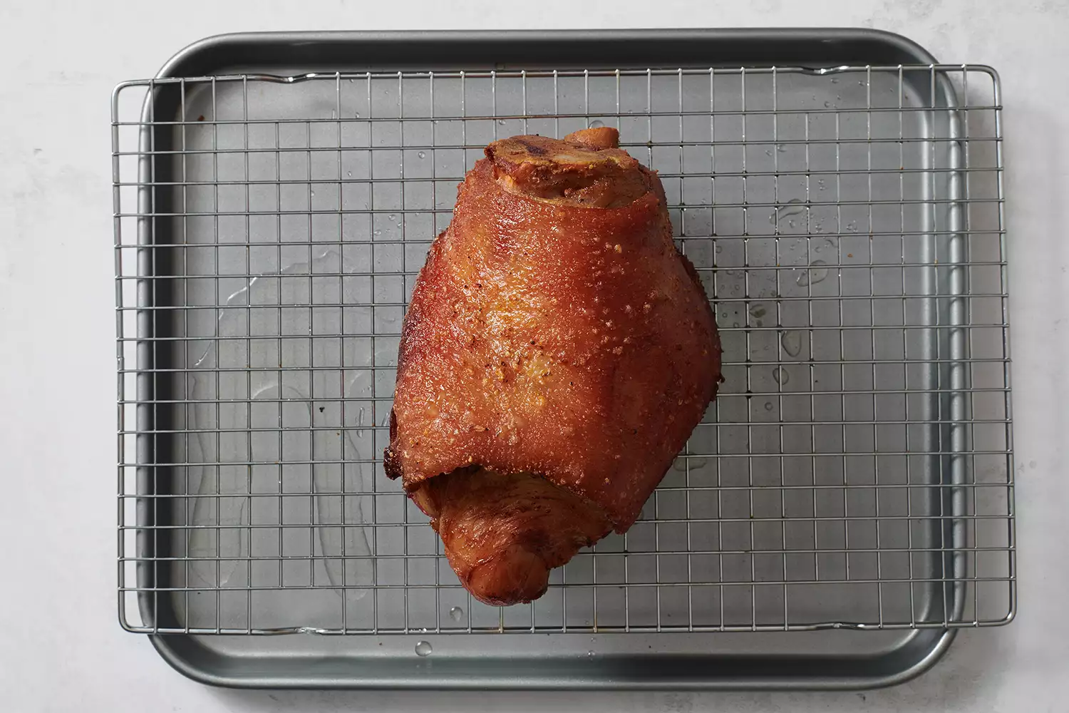 Jambon frit sur une grille de refroidissement