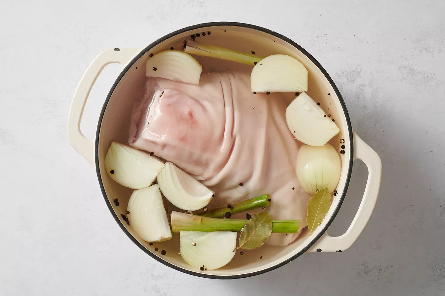 Jambon, citronnelle, oignons, ail, poivre, feuilles de laurier, sel et eau dans une cocotte