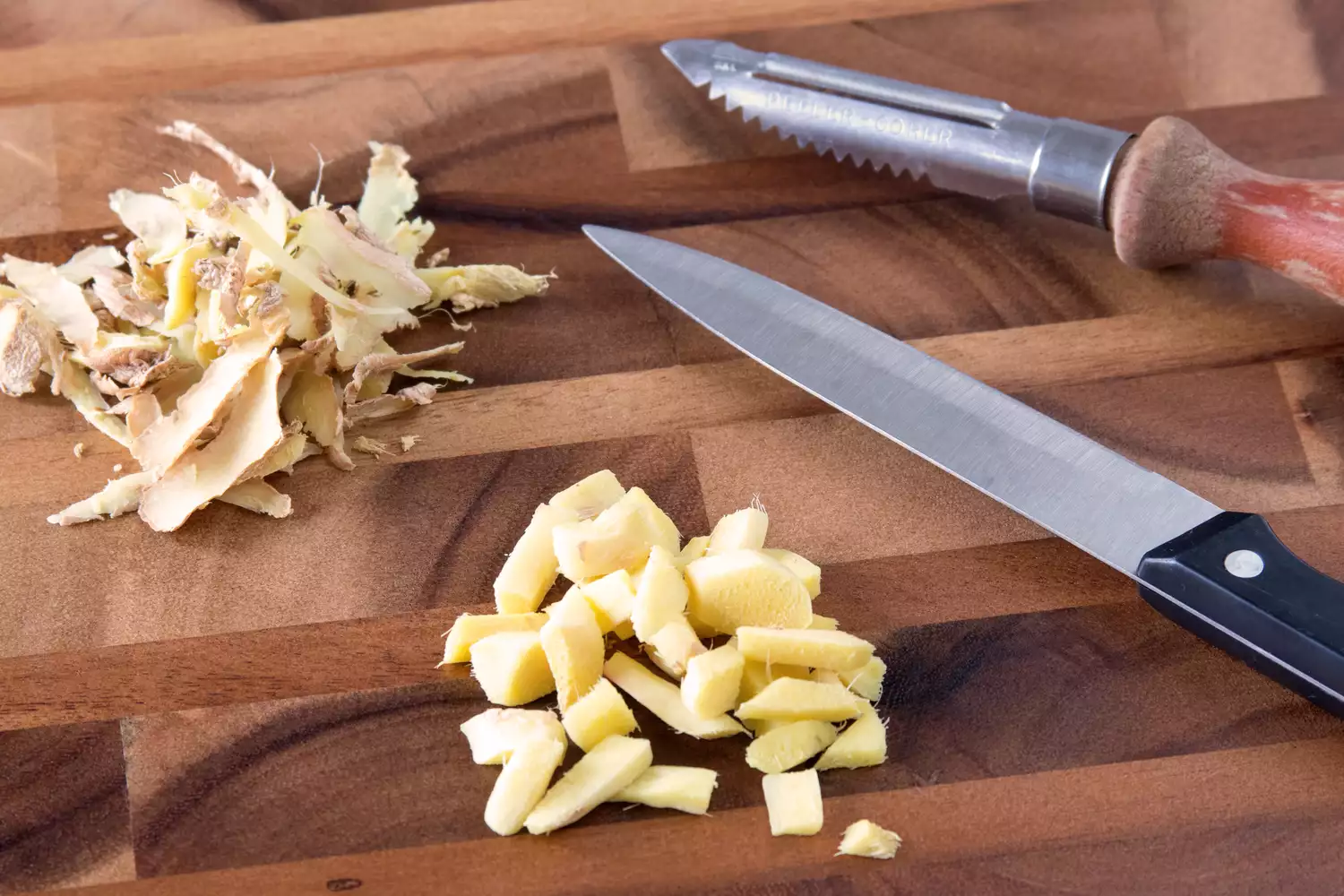 Éplucher et couper le gingembre frais