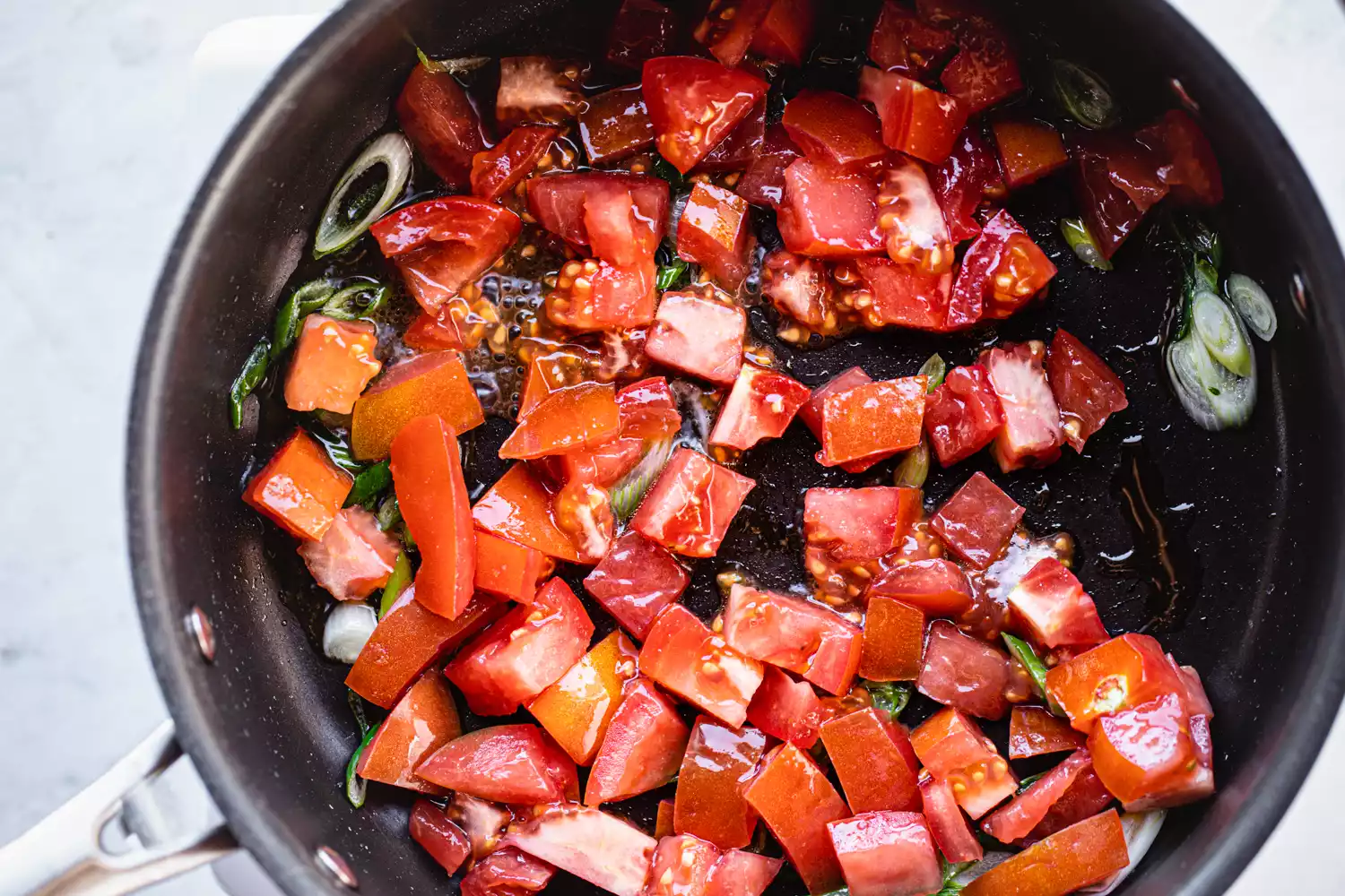Ajouter les tomates hachées