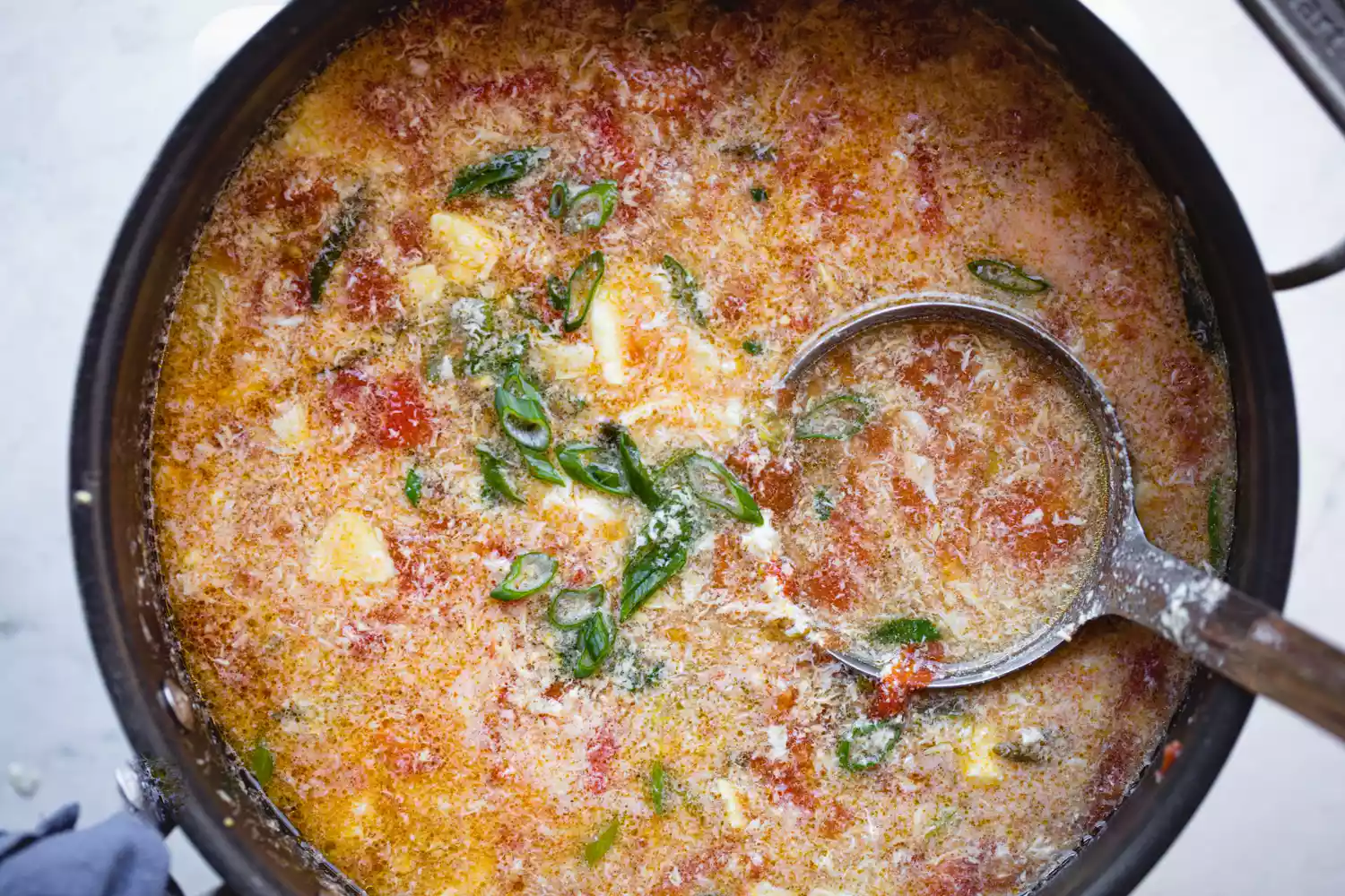 Soupe aux œufs de tomate dans une casserole