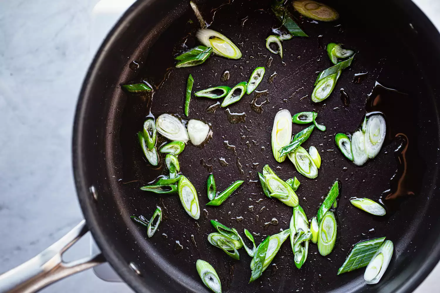 Faire sauter l'oignon vert